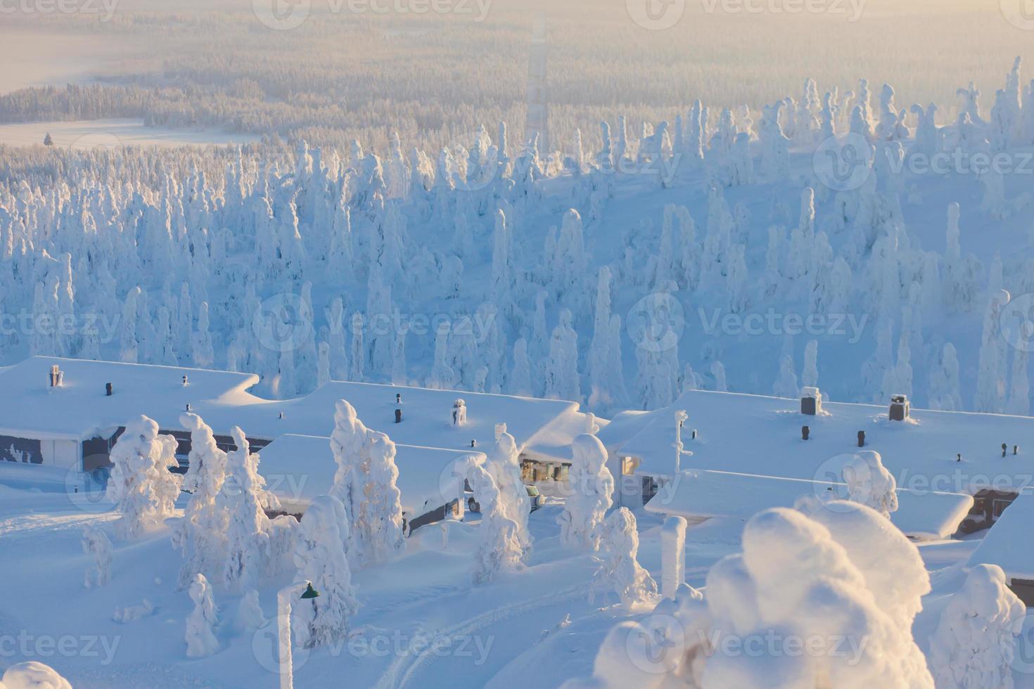 hermoso y vibrante paisaje soleado de invierno escandinavo de la estación de esquí foto