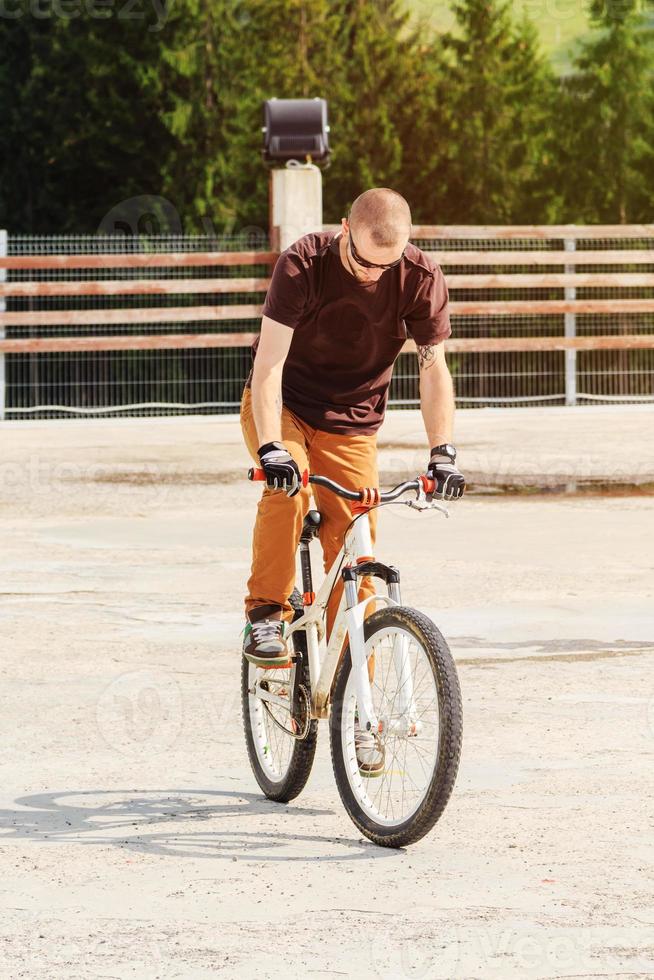 hombre joven con bicicleta foto
