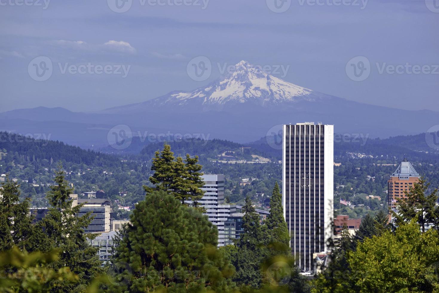 Monte Hood con Portland en primer plano, Oregon foto