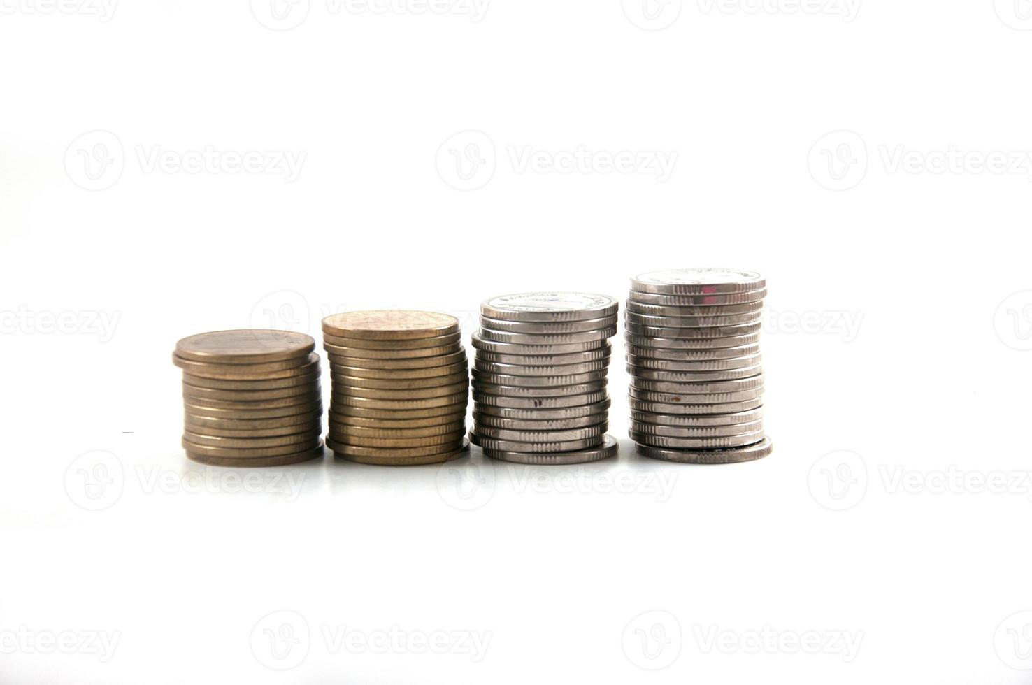 stock de monedas de baht tailandés, aislado. foto
