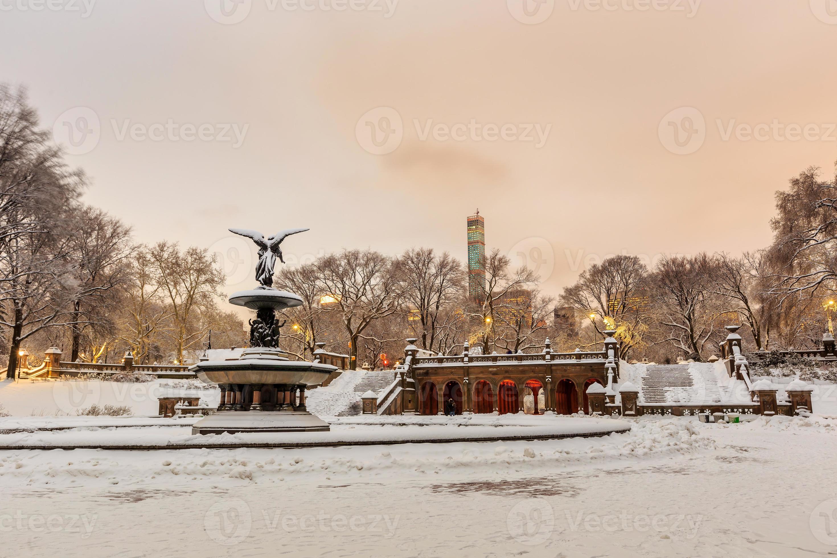 Bethesda Fountain in Central Park in Black & White, during a winter  snowstorm. Blizzard in Manhattan, New York City Stock Photo - Alamy