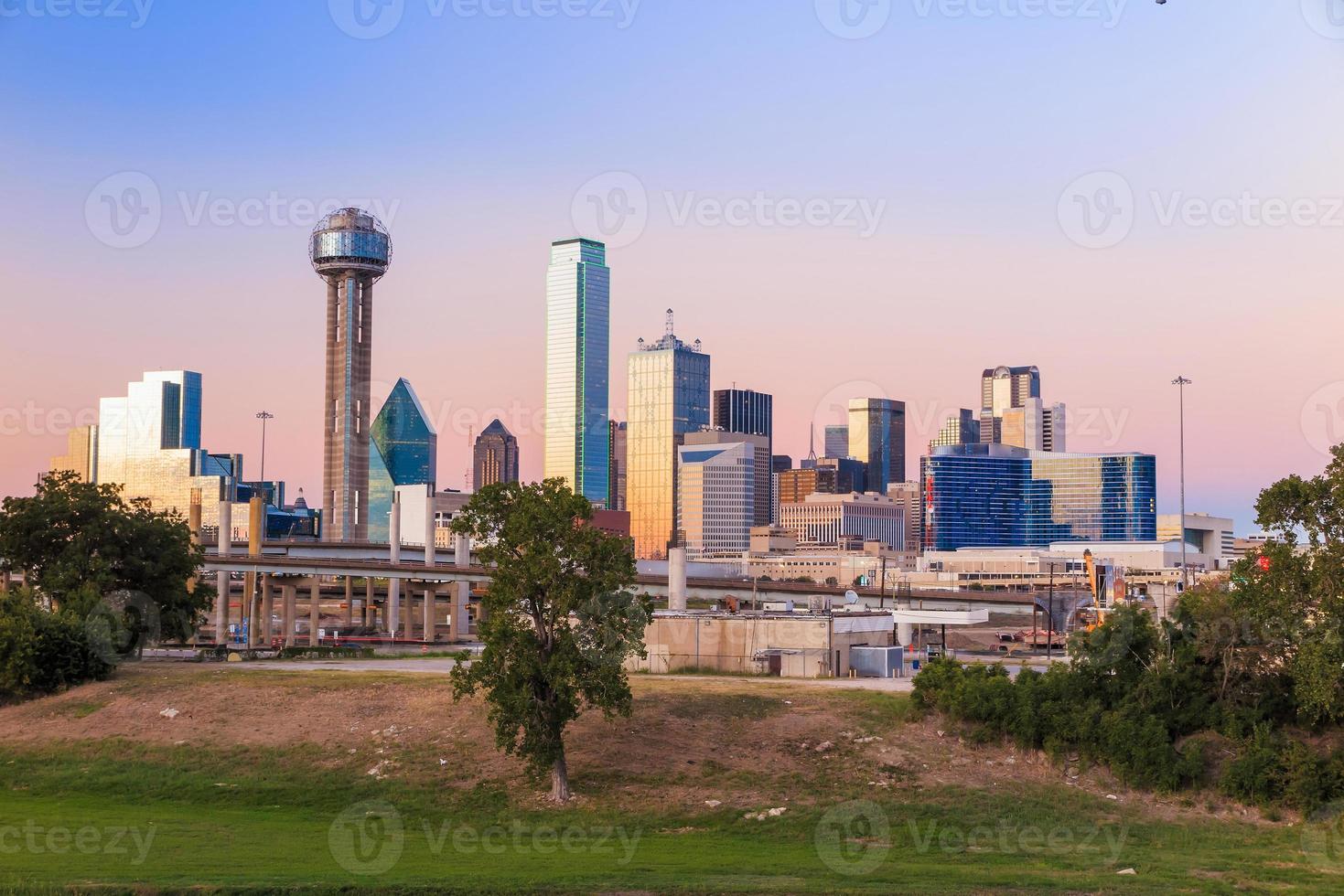 Horizonte de la ciudad de Dallas en el crepúsculo foto