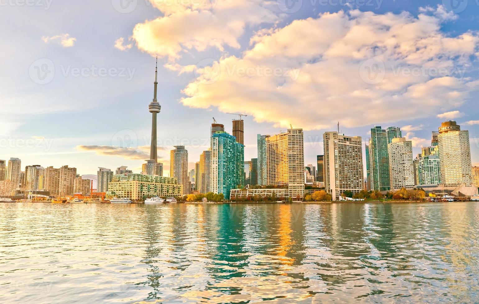 Horizonte de Toronto al atardecer en Ontario, Canadá. foto