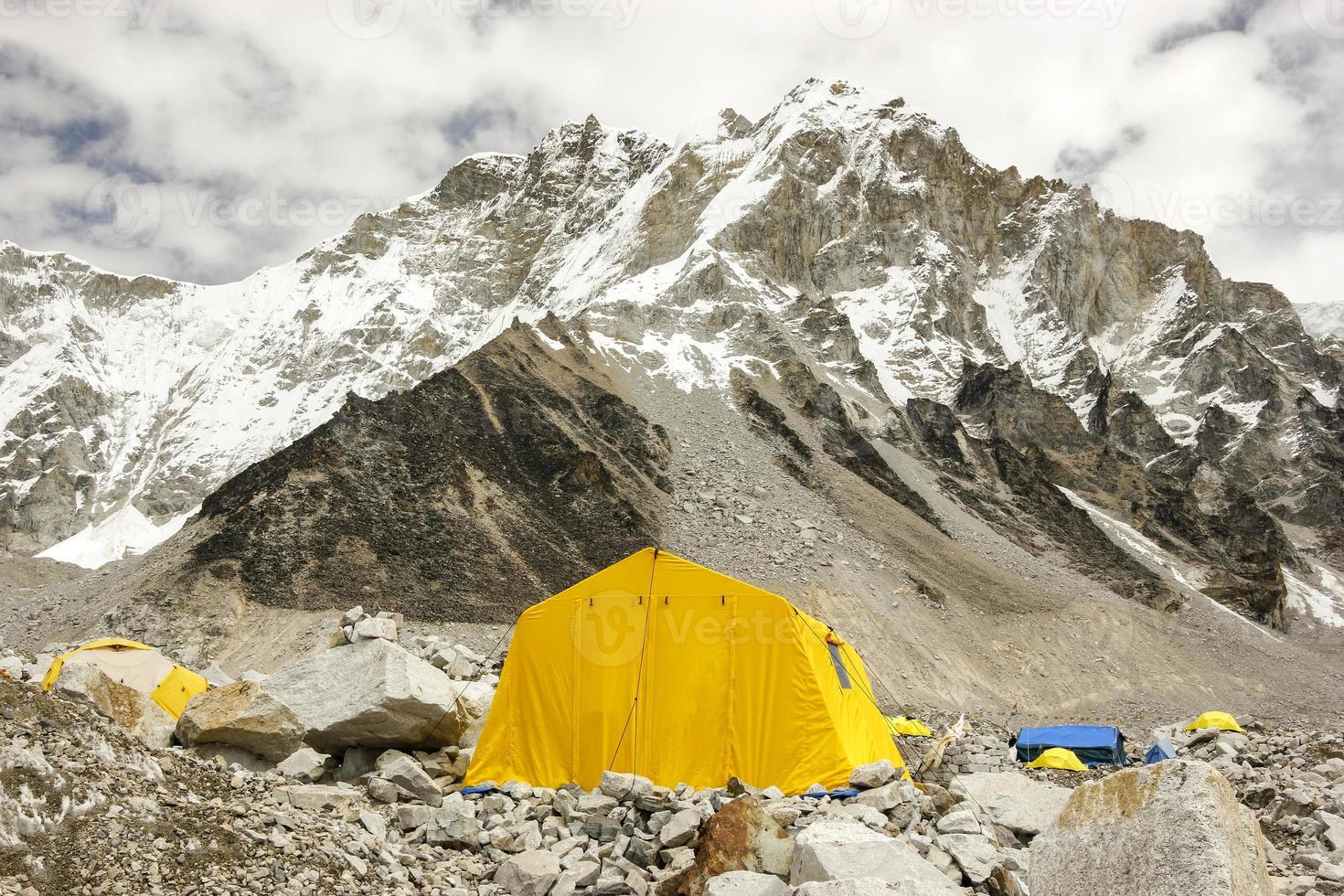 Carpas en el campamento base del Everest, día nublado. foto