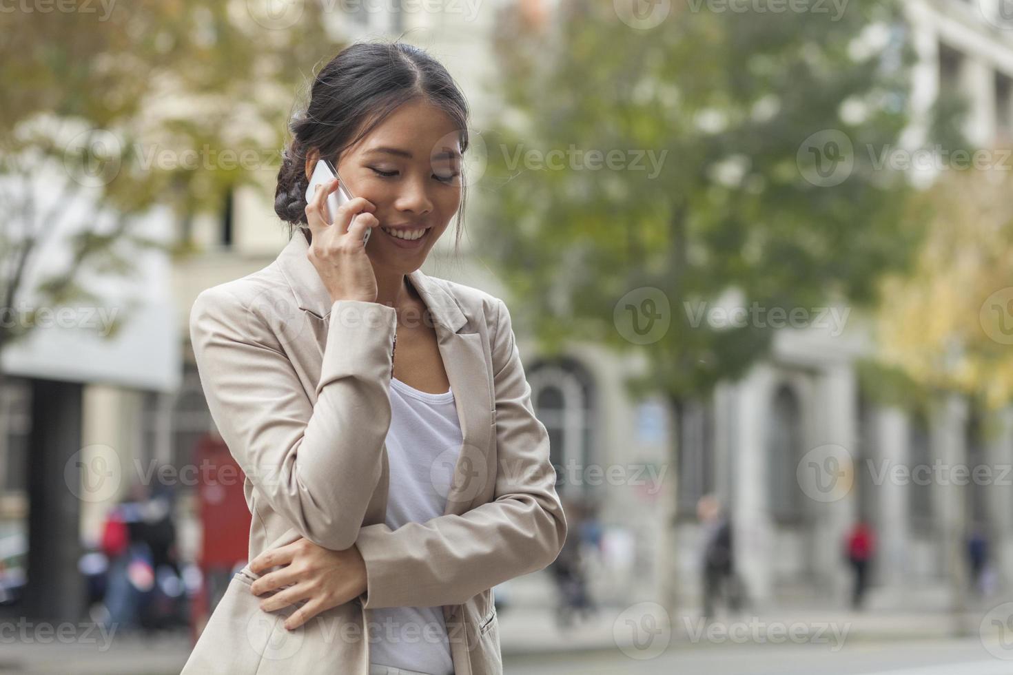 mujer hablando por teléfono móvil foto