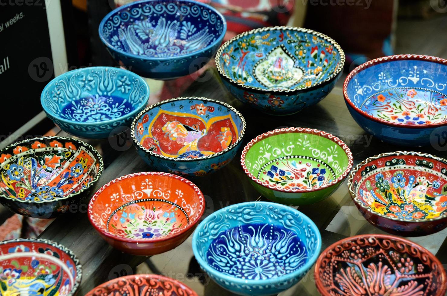 cerámica turca clásica en el mercado foto