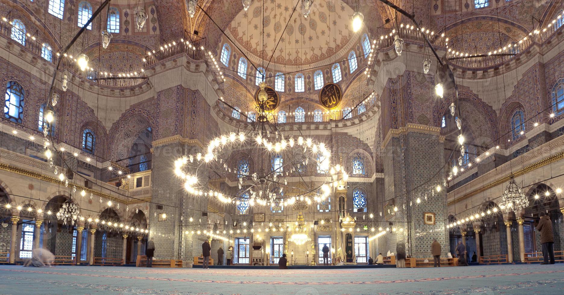 Gran mezquita y musulmanes rezando. foto