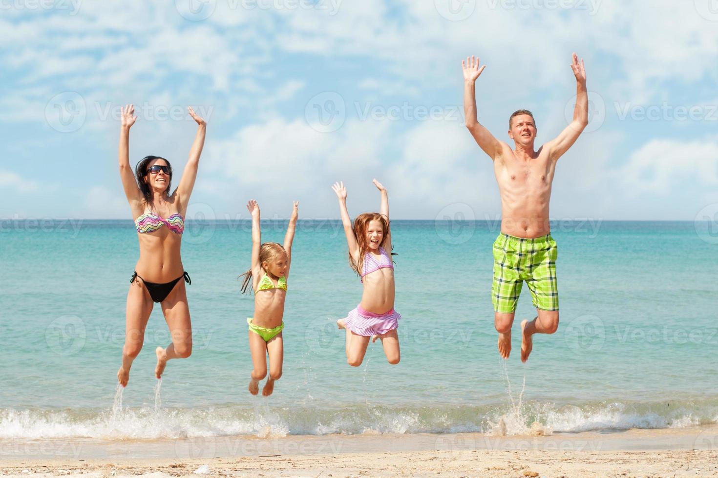 familia en la playa foto