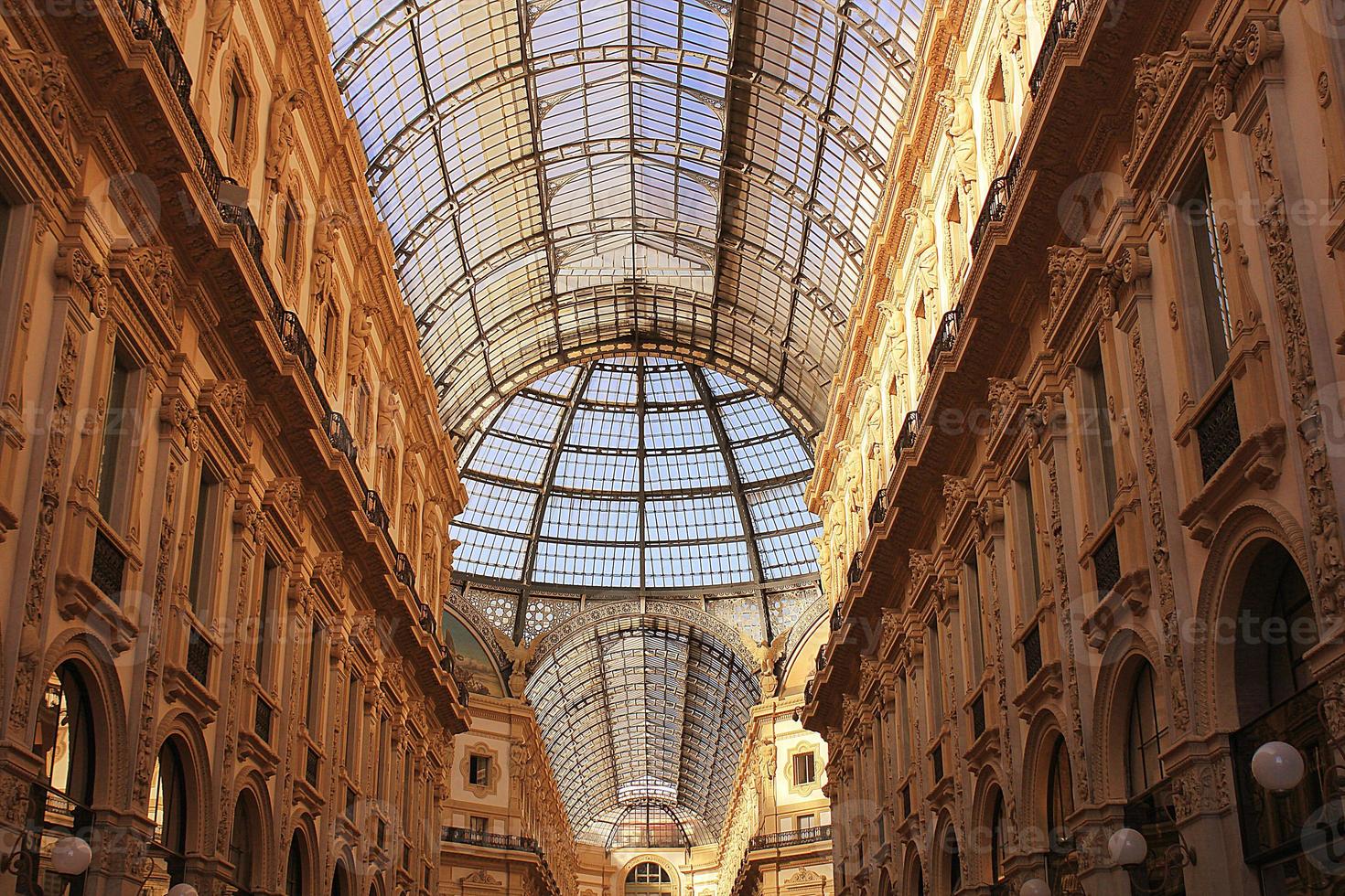 Techo de vidrio de la galería comercial Victor Emanuel en Milán. foto