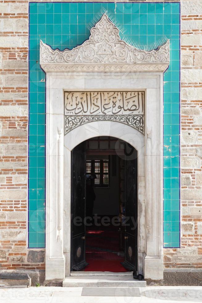 Patrones en relieve de estilo árabe, decoración de puerta vieja foto