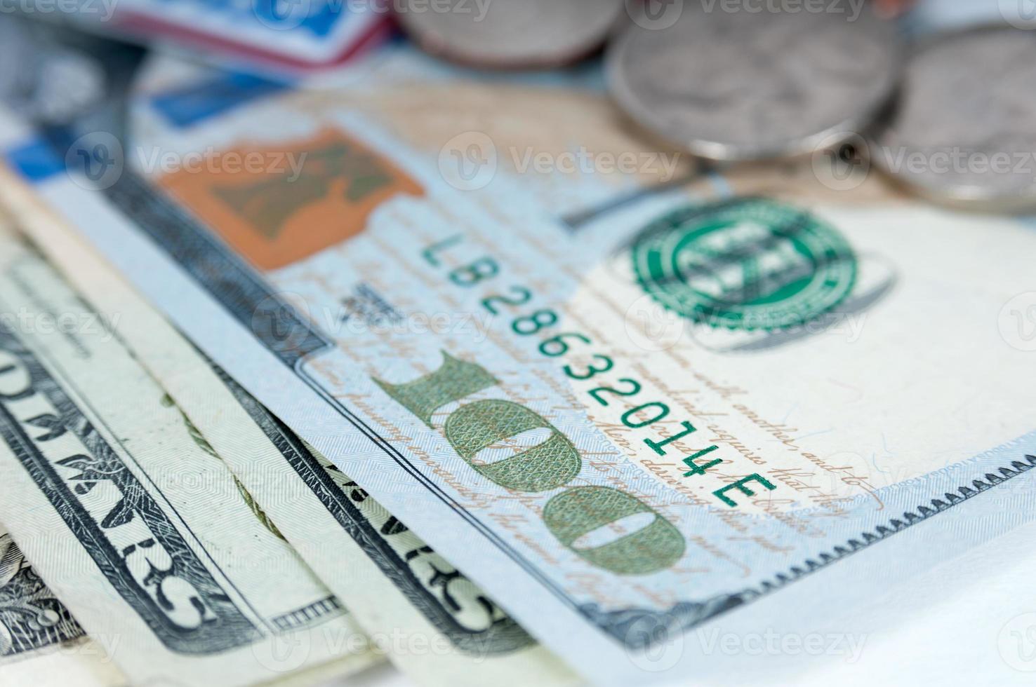 Imagen de macro de primer plano de billetes y monedas de dólar americano foto