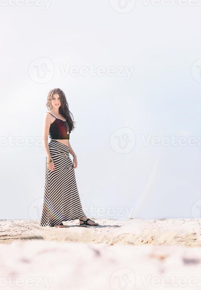 modelo de moda boho posando en la playa foto