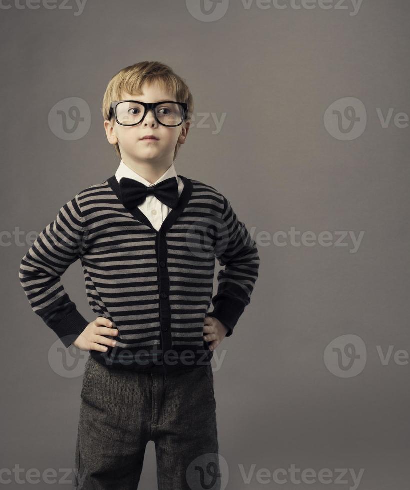 Niño con gafas, retrato de niño pequeño, ropa casual elegante para niños foto
