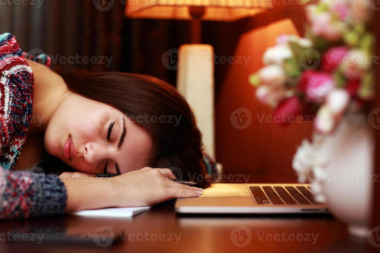 mujer durmiendo en la mesa foto
