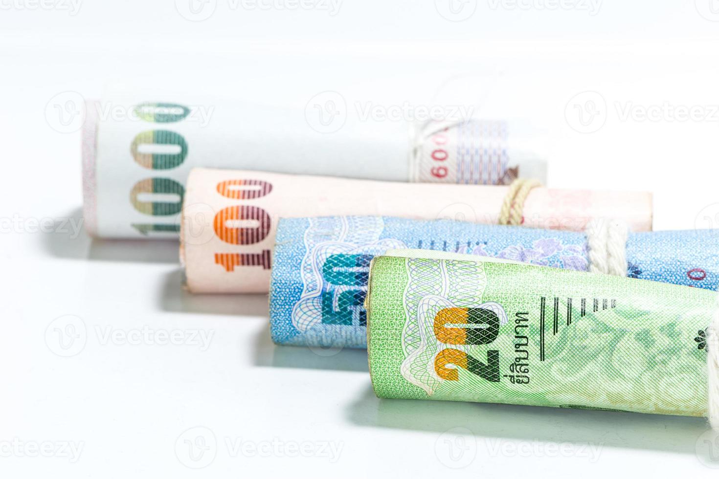 Billetes de dinero tailandés sobre fondo blanco. foto