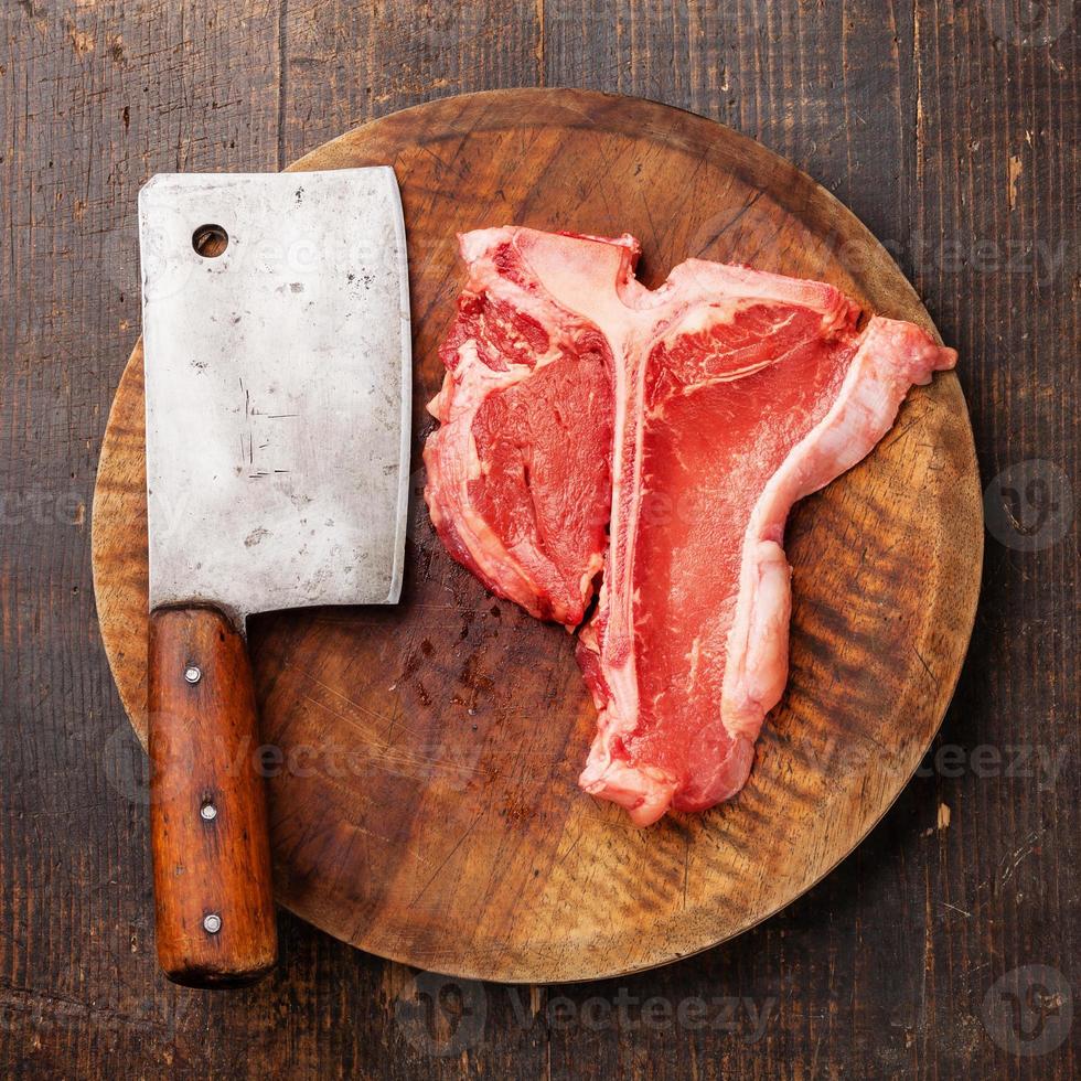 filete de carne cruda y cuchilla de carne foto