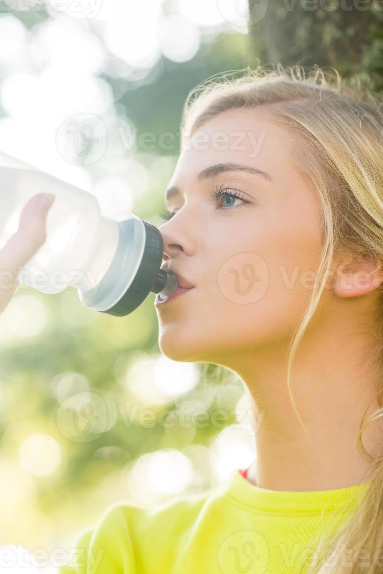 Blonde drink. Девушка пьет из бутылки. Красивая блондинка пьет воду. Девушка пьет воду с медом. Блондинка пьет воду на авку.
