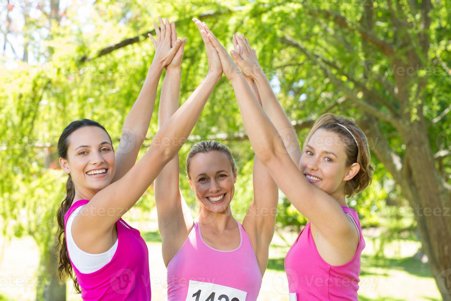 mujeres sonrientes corriendo por la conciencia del cáncer de mama foto