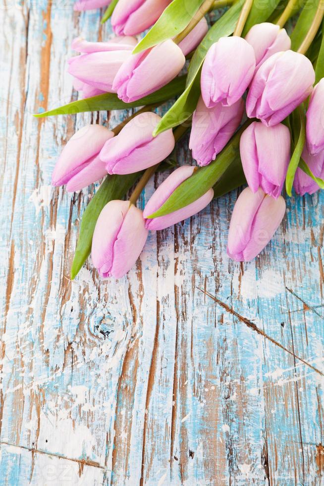 tulipanes rosados en tablones de madera foto