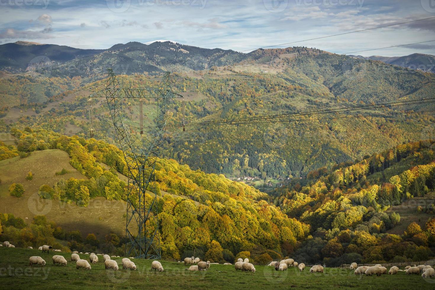 hermoso paisaje de montaña en otoño foto