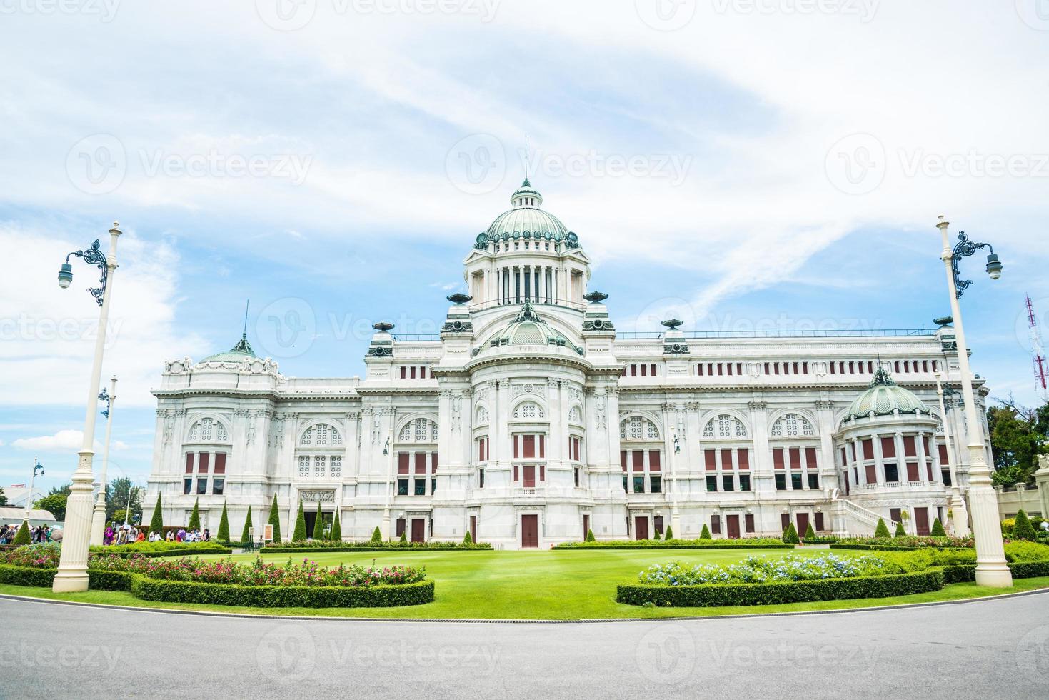 Salón del trono del palacio de Ananta Samakhom en el palacio real tailandés de Dusit. foto