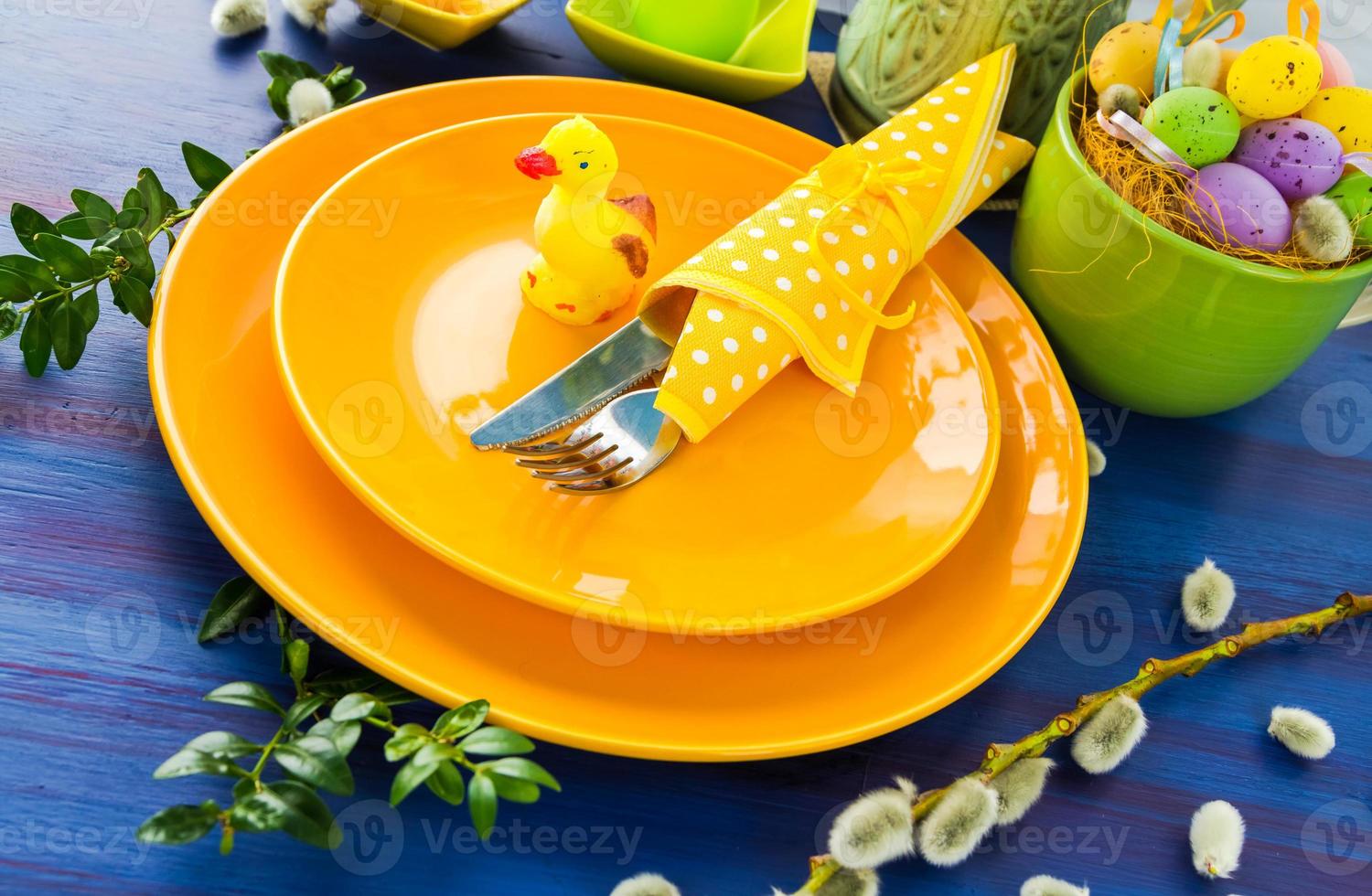mesa de pascua configuración pato amarillo foto