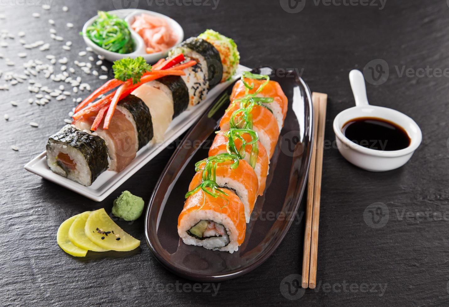 conjunto de sushi japonés mariscos foto