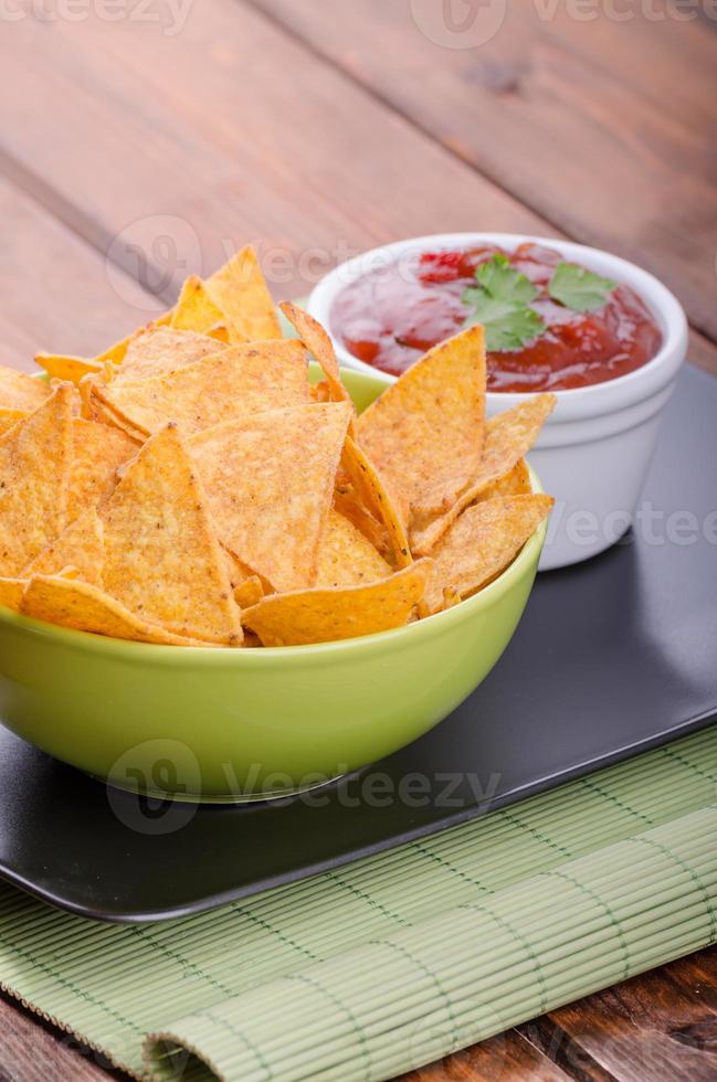 chips de tortilla con salsa de tomate picante foto