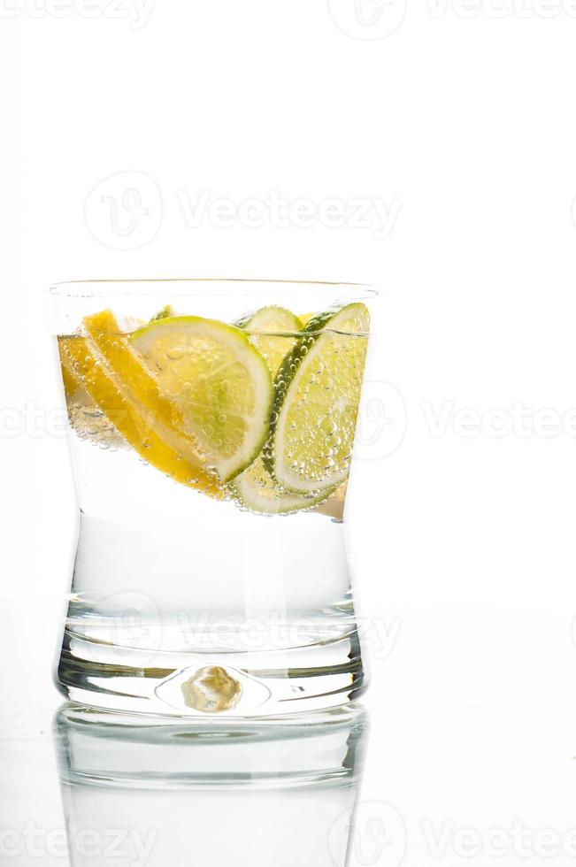 vaso de agua con rodaja de limón foto