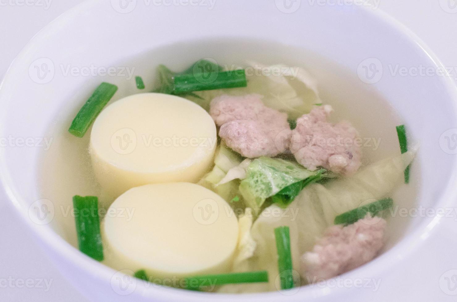 sopa clara de tofu foto