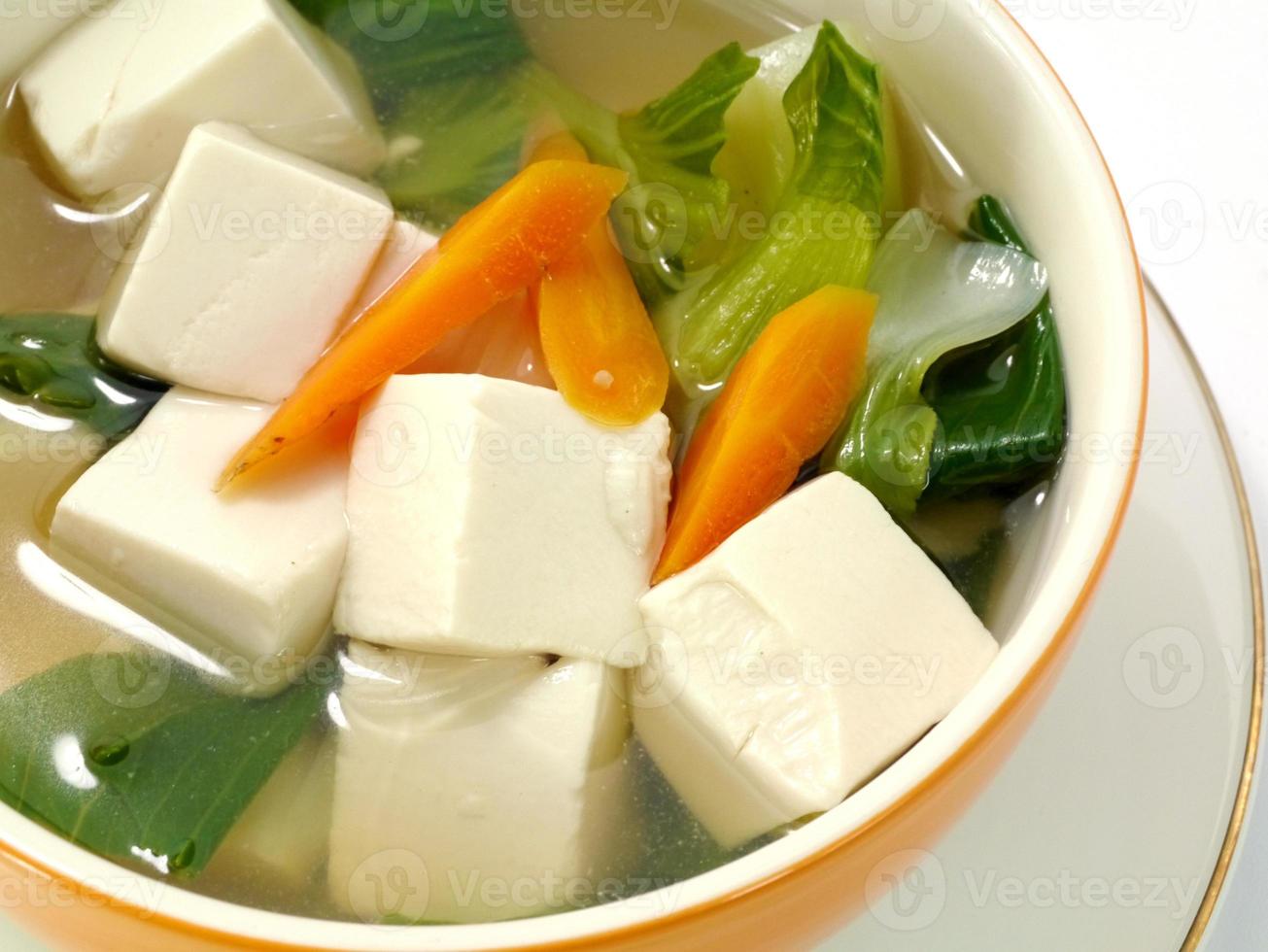 Sopa de tofu y vegetales. foto