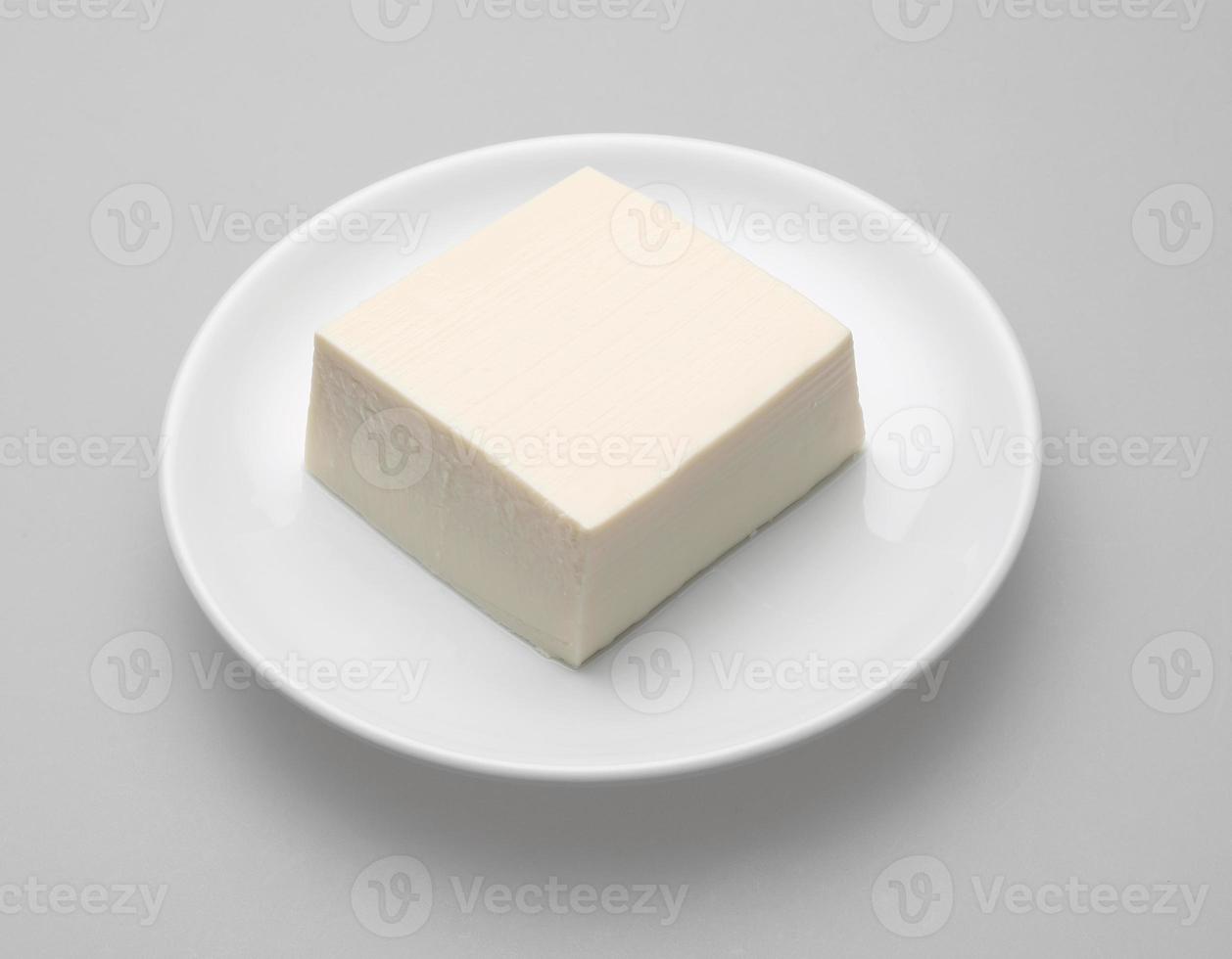 tofu en plato blanco foto