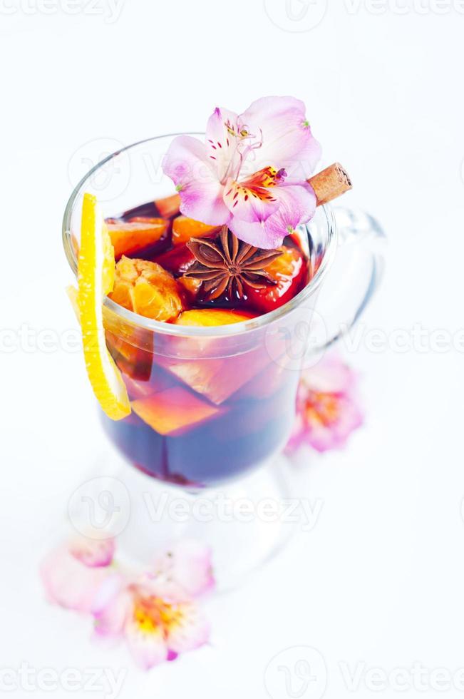 flores y vino caliente en copa foto