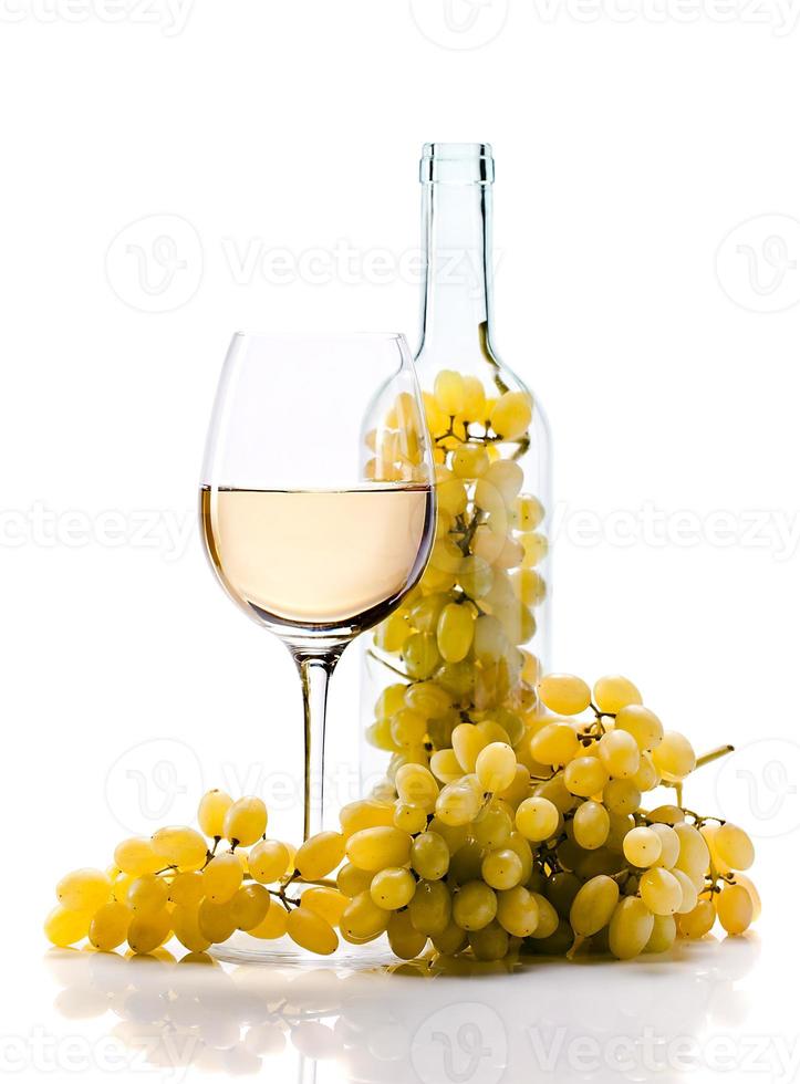 uva y vino sobre fondo blanco foto