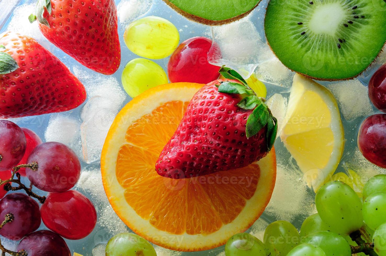 frutas jugosas en hielo foto