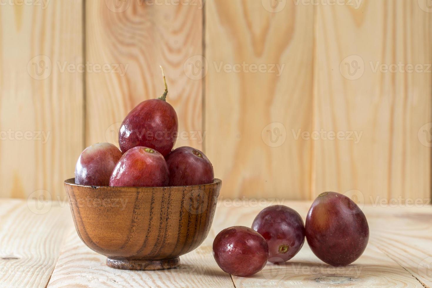 uvas en una mesa de madera foto
