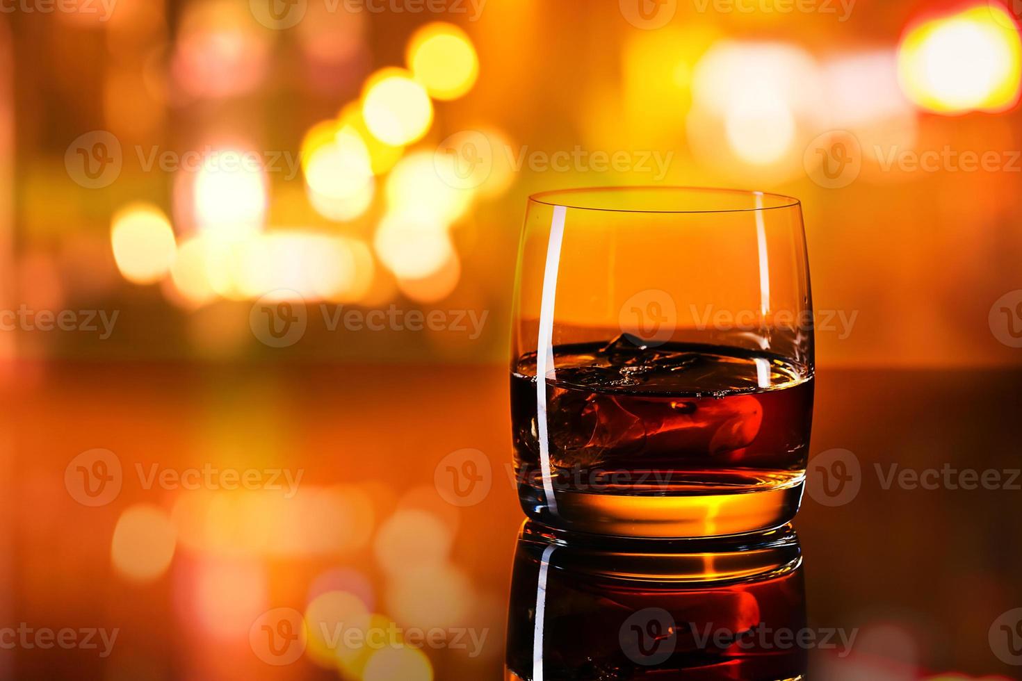 whisky con hielo foto
