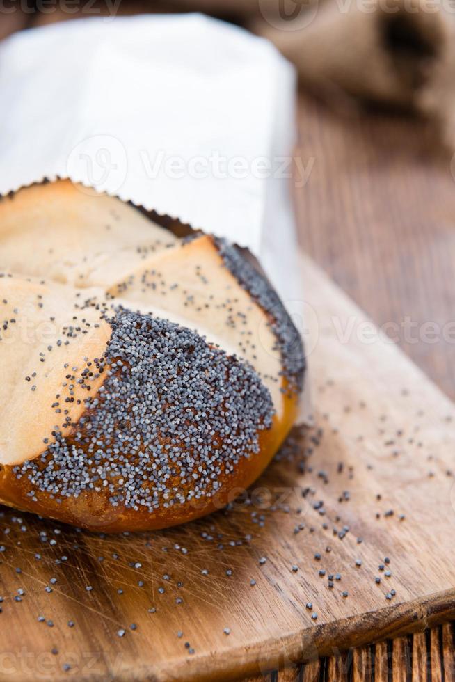 rollo de pretzel con semillas de amapola foto