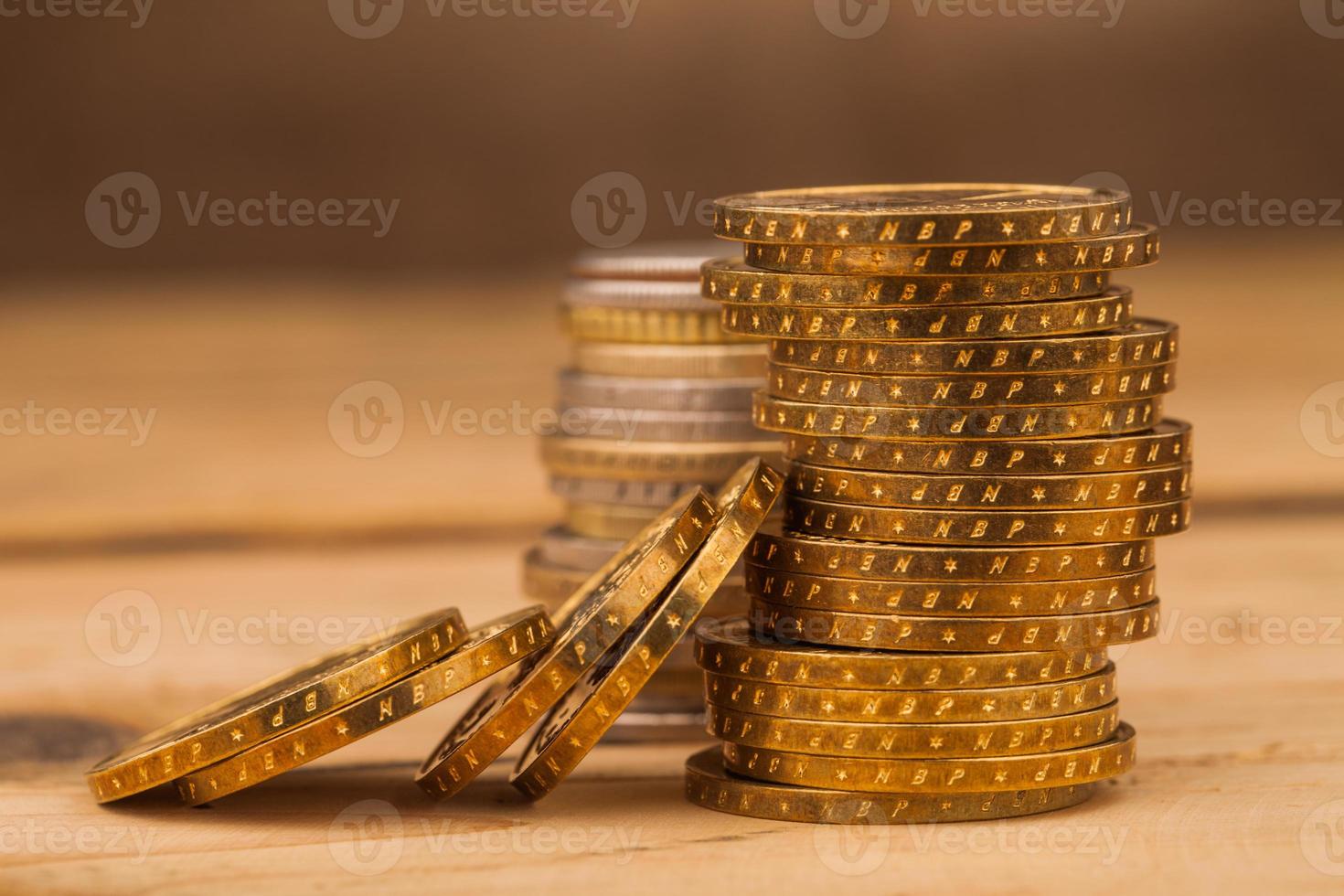 monedas de dinero se acumulan en la mesa foto