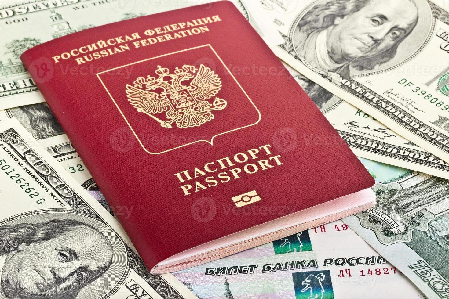 pasaporte ruso sobre un fondo de dinero foto