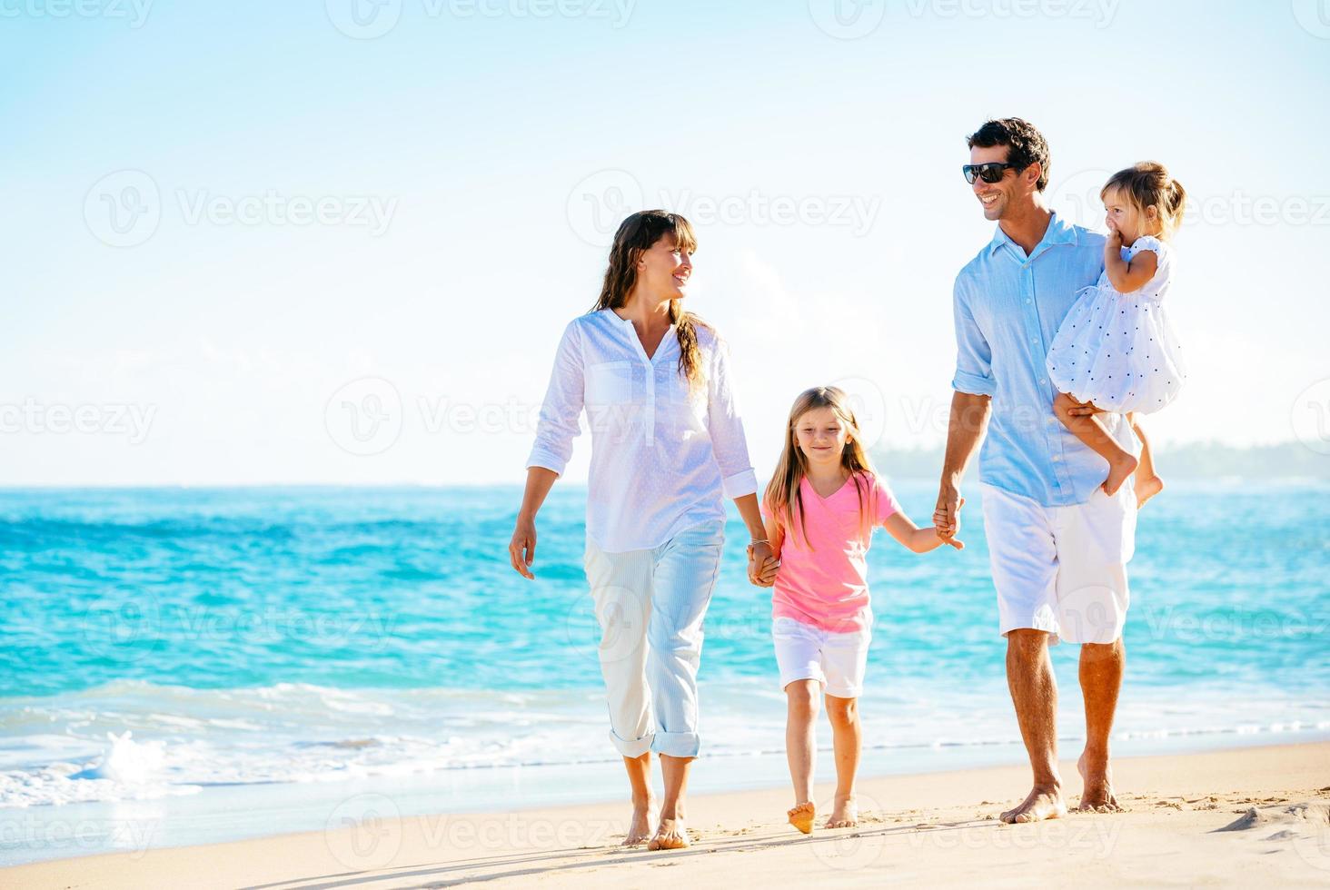 familia feliz en la playa foto