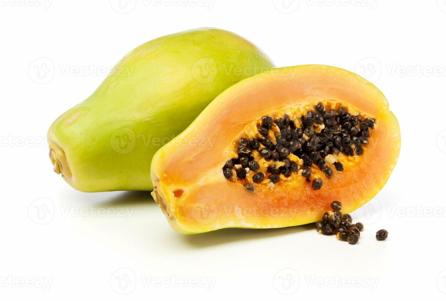 fruta de papaya entera y media aislada foto