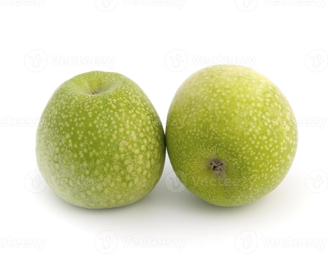 manzanas Granny Smith contra el fondo blanco. foto