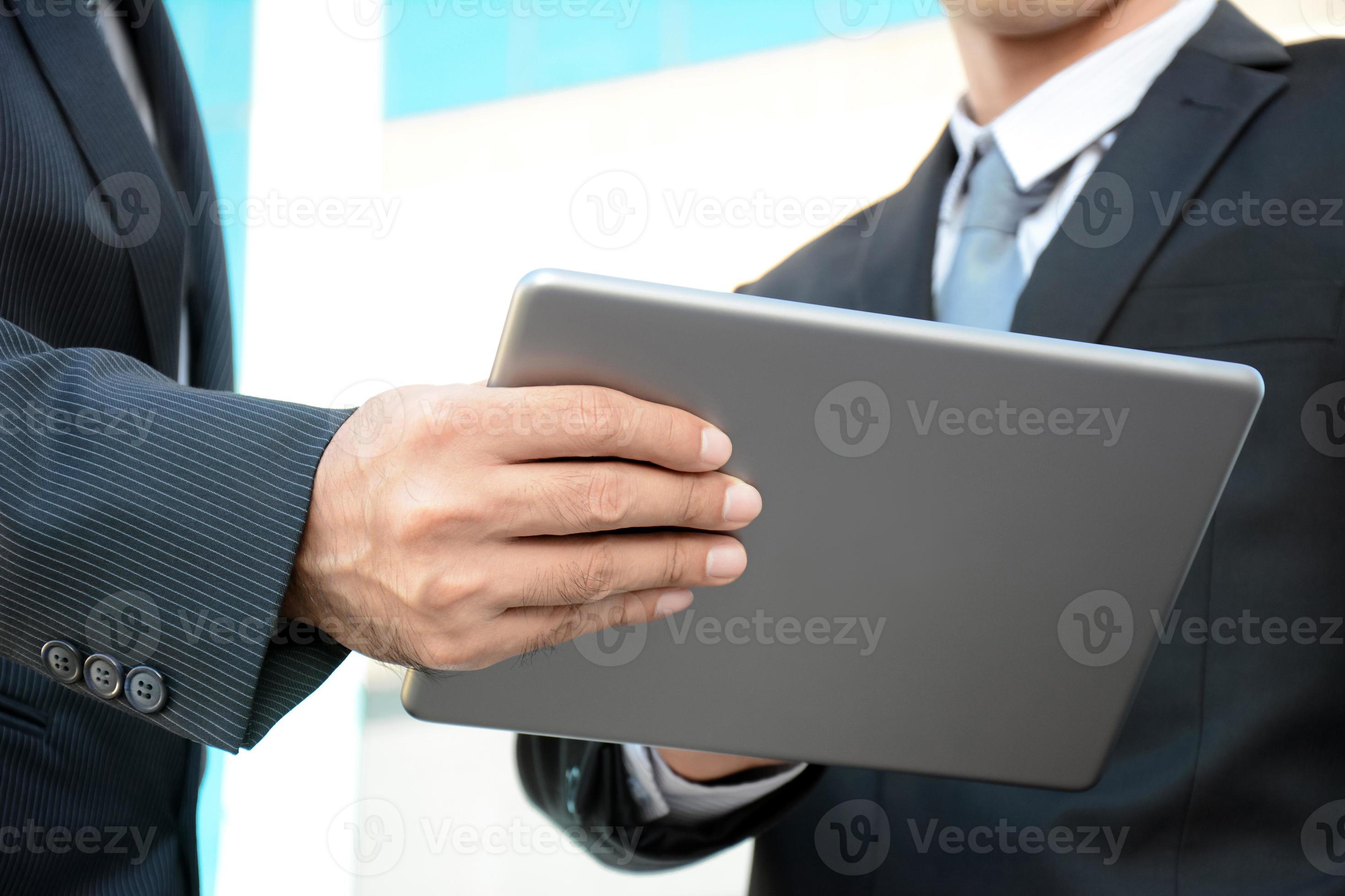 dos hombres de negocios mirando tablet PC foto