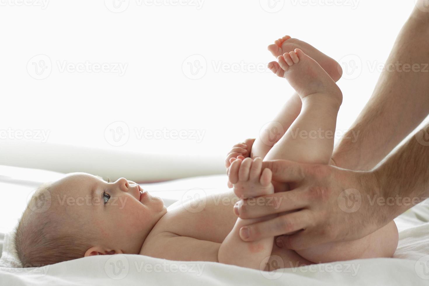bebé y ella es la mano del padre foto