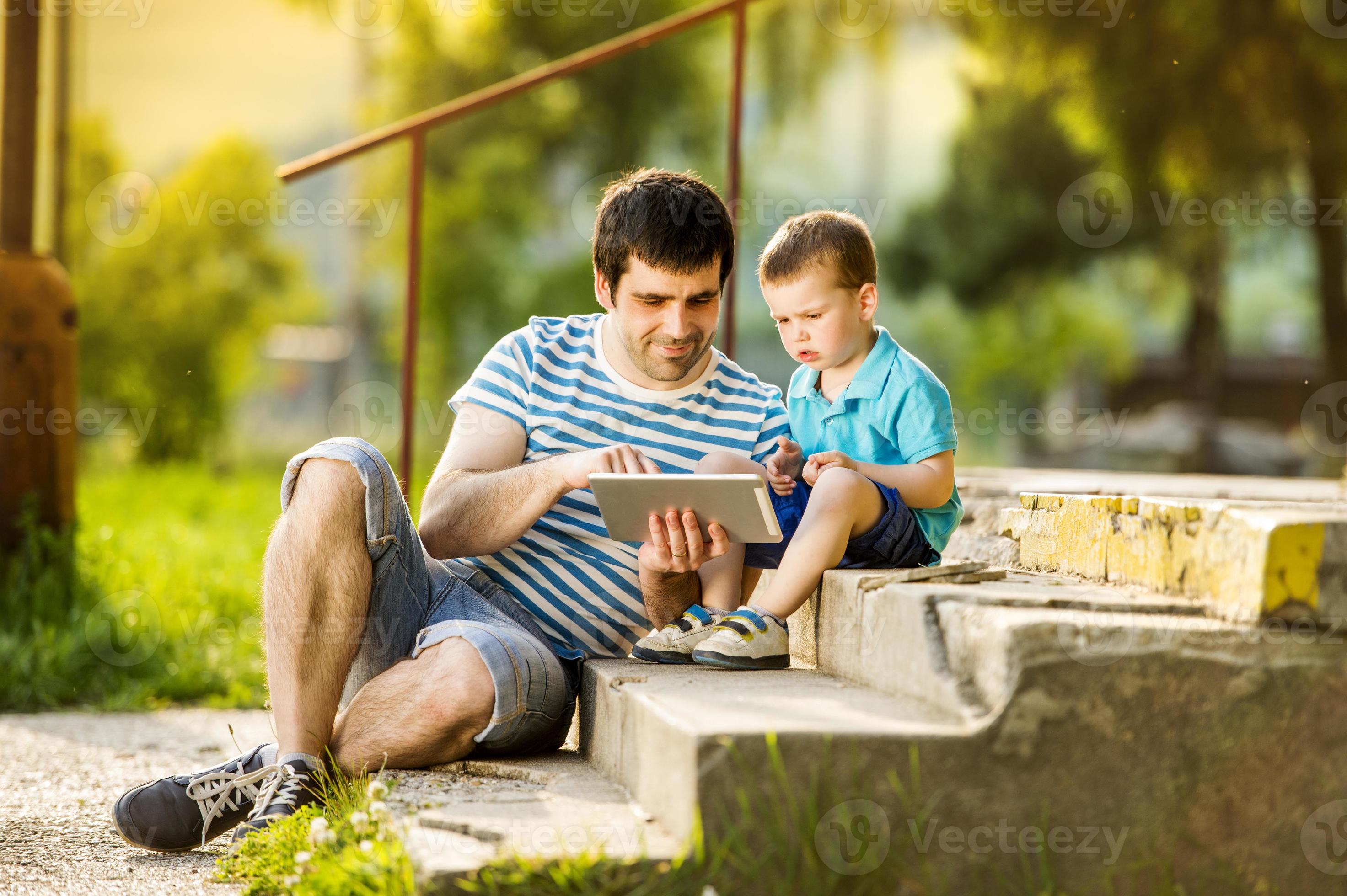Папа вам не мама. Отец и сын остались. Отец и сын остались. Фотосессия отец и сын в студии. Папа смеется.