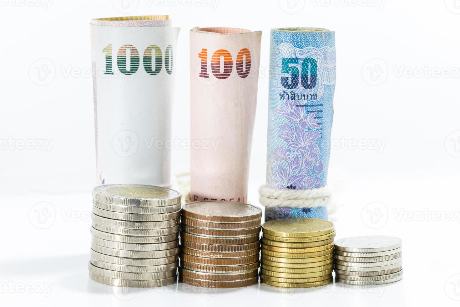 Billetes de dinero tailandés sobre fondo blanco. foto