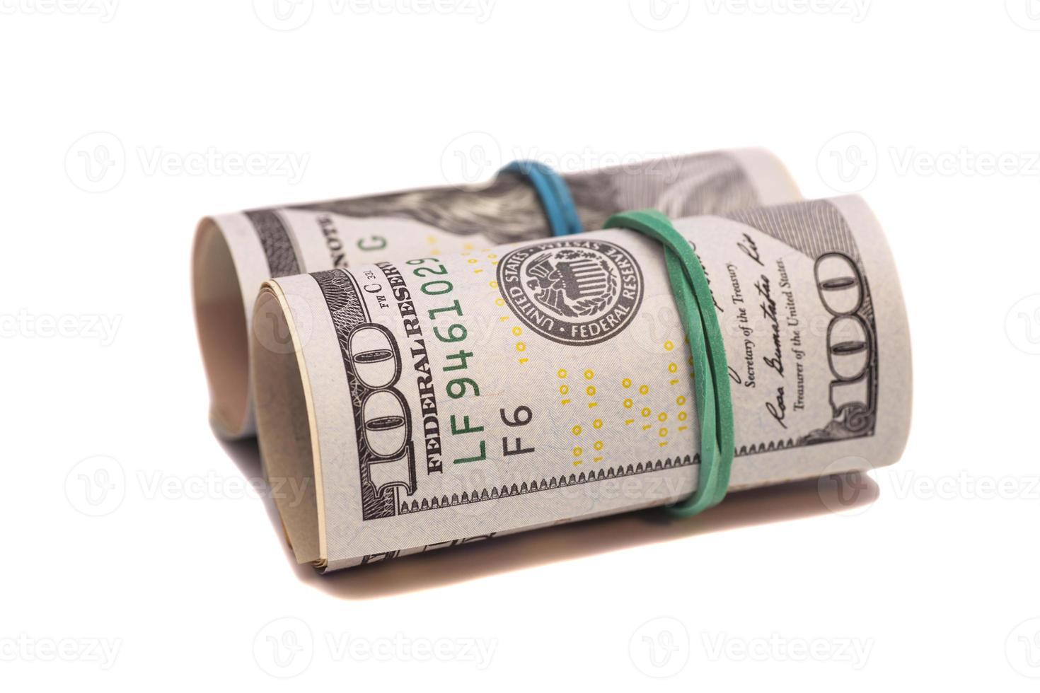 Rollo de billetes de dólar aislado sobre fondo blanco. foto