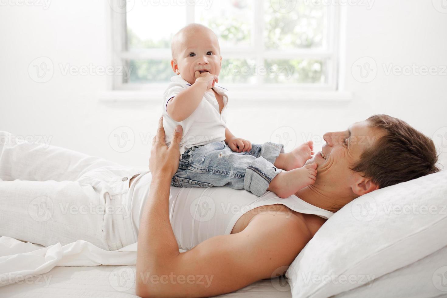 joven padre con su hijo de nueve meses en el foto