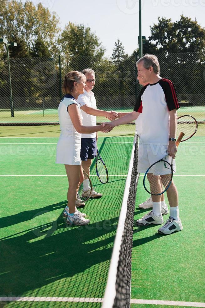adultos mayores y maduros dándose la en la de tenis 857807 Foto de stock en Vecteezy